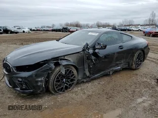 2020 BMW M8 z VIN WBSAE0C0XLCD01469, wystawiony jako Copart lot #47221453 z przebiegiem Nie podano mil oraz . Historia ofert i sprzedaży dostępna na DreamBid. Obrazek 1.
