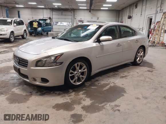 2014 Nissan Maxima SV z VIN 1N4AA5AP8EC498468, wystawiony jako IAAI lot #42344525 z przebiegiem 149 178 mil mil oraz . Historia ofert i sprzedaży dostępna na DreamBid. Obrazek 2.