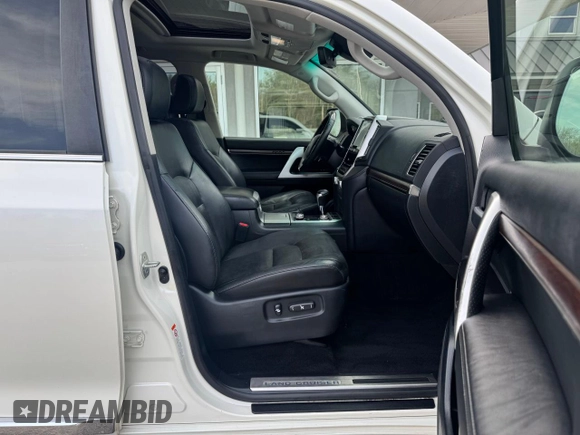 2016 Toyota Land Cruiser z VIN JTMCY7AJ4G4037285, wystawiony jako Copart lot #55363515 z przebiegiem 195 028 mil mil oraz Czysty tytuł • Clean title. Historia ofert i sprzedaży dostępna na DreamBid. Obrazek 5.