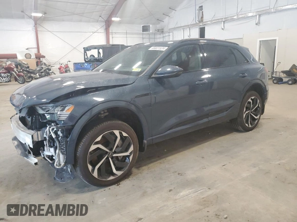 2024 Audi Q8 e-tron z VIN WA15ABGE5RB025102, wystawiony jako Copart lot #65831524 z przebiegiem 10 623 mil mil oraz Szkody całkowita. Historia ofert i sprzedaży dostępna na DreamBid. Obrazek 1.