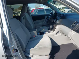 2011 Toyota Highlander with VIN 5TDZK3EH4BS039725, listed as a IAAI auction lot 41434516 with 220,992 mi miles. Bid and sale history available at carsss.com. Image 5.