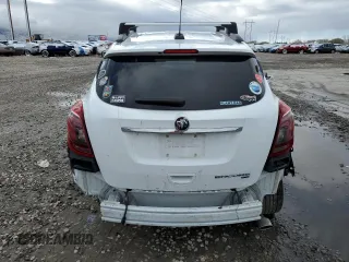 2020 Buick Encore Essence z VIN KL4CJGSB6LB044234, wystawiony jako Copart lot #48580445 z przebiegiem 94 654 mil mil oraz Szkody całkowita. Historia ofert i sprzedaży dostępna na DreamBid. Obrazek 6.