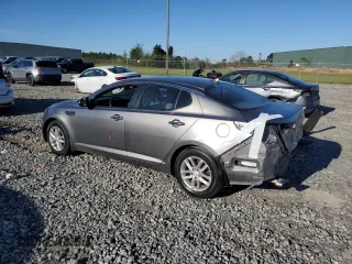 2012 Kia Optima LX z VIN 5XXGM4A7XCG077323, wystawiony jako Copart lot #50527465 z przebiegiem 194 243 mil mil oraz Szkoda całkowita • Salvage title. Historia ofert i sprzedaży dostępna na DreamBid. Obrazek 2.