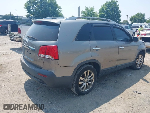 2011 Kia Sorento EX z VIN 5XYKUDA26BG059667, wystawiony jako IAAI lot #42409157 z przebiegiem 166 868 mil mil oraz . Historia ofert i sprzedaży dostępna na DreamBid. Obrazek 4.