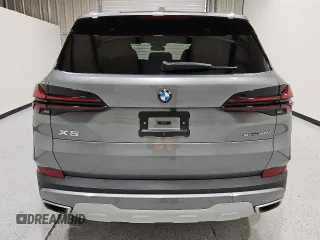 2024 BMW X5 sDrive40i z VIN 5UX13EU07R9U53817, wystawiony jako Copart lot #55535065 z przebiegiem 30 806 mil mil oraz Czysty tytuł • Clean title. Historia ofert i sprzedaży dostępna na DreamBid. Obrazek 6.