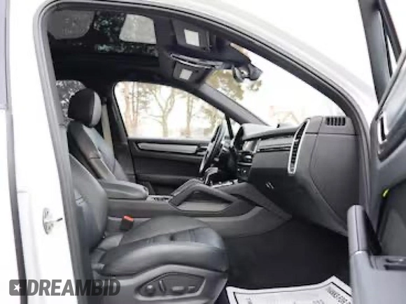 2022 Porsche Cayenne z VIN WP1AA2AY2NDA06673, wystawiony jako Copart lot #42586635 z przebiegiem 17 392 mil mil oraz Czysty tytuł • Clean title. Historia ofert i sprzedaży dostępna na DreamBid. Obrazek 5.