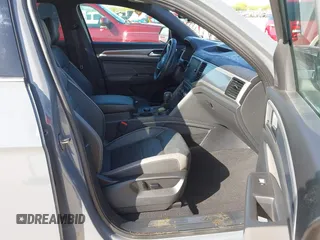 2023 Volkswagen Atlas SEL Premium R-Line z VIN 1V2FE2CA0PC224677, wystawiony jako IAAI lot #41991931 z przebiegiem 22 620 mil mil oraz . Historia ofert i sprzedaży dostępna na DreamBid. Obrazek 5.