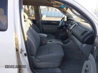 2006 Toyota Tacoma z VIN 5TELU42N66Z176139, wystawiony jako IAAI lot #41343253 z przebiegiem 145 719 mil mil oraz . Historia ofert i sprzedaży dostępna na DreamBid. Obrazek 5.