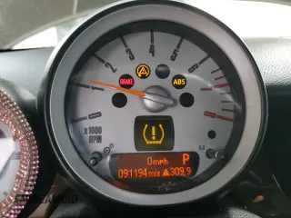 2010 MINI Convertible with VIN WMWMR3C50ATU97547, listed as a Copart auction lot 44780185 with 91,194 mi miles and Salvage Title. Bid and sale history available at DreamBid. Image 9.