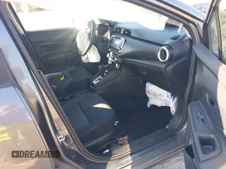 2020 Nissan Versa S z VIN 3N1CN8DV1LL834727, wystawiony jako IAAI lot #42210192 z przebiegiem 83 630 mil mil oraz . Historia ofert i sprzedaży dostępna na DreamBid. Obrazek 5.