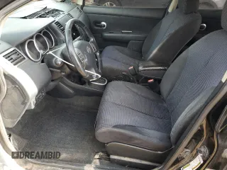2010 Nissan Versa S z VIN 3N1BC1CP7AL394103, wystawiony jako Copart lot #54627535 z przebiegiem 181 881 mil mil oraz Tytuł czysty. Historia ofert i sprzedaży dostępna na DreamBid. Obrazek 7.