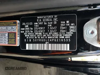2023 Kia Sorento LX z VIN 5XYRGDLC4PG216535, wystawiony jako Copart lot #54432825 z przebiegiem 11 410 mil mil oraz Szkody całkowita. Historia ofert i sprzedaży dostępna na DreamBid. Obrazek 13.