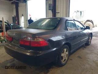 1999 Honda Accord EX z VIN 1HGCG5658XA034945, wystawiony jako IAAI lot #41687146 z przebiegiem 234 497 mil mil oraz . Historia ofert i sprzedaży dostępna na DreamBid. Obrazek 4.