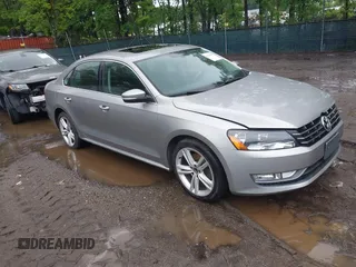 2013 Volkswagen Passat SEL Premium z VIN 1VWCN7A37DC045616, wystawiony jako IAAI lot #42381835 z przebiegiem 130 535 mil mil oraz . Historia ofert i sprzedaży dostępna na DreamBid. Obrazek 1.