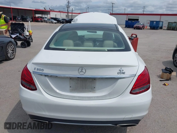 2017 Mercedes-Benz C 300 z VIN 55SWF4JB0HU201974, wystawiony jako IAAI lot #42321027 z przebiegiem 124 958 mil mil oraz . Historia ofert i sprzedaży dostępna na DreamBid. Obrazek 16.