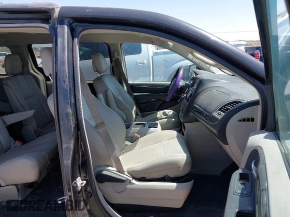 2013 Chrysler Town & Country Touring z VIN 2C4RC1BG7DR577053, wystawiony jako IAAI lot #42432189 z przebiegiem 135 957 mil mil oraz . Historia ofert i sprzedaży dostępna na DreamBid. Obrazek 5.