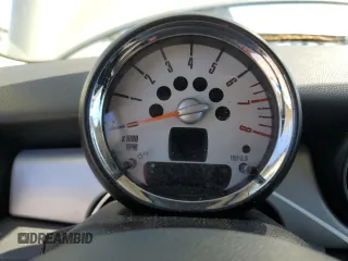 2011 MINI Clubman z VIN WMWZF3C53BT188932, wystawiony jako Copart lot #47618795 z przebiegiem Nie podano mil oraz Szkoda całkowita • Salvage title. Historia ofert i sprzedaży dostępna na DreamBid. Obrazek 9.