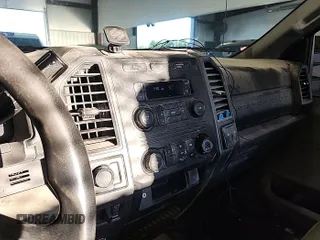 2018 Ford F-250 XL z VIN 1FT7X2B64JEB43318, wystawiony jako IAAI lot #42879295 z przebiegiem 215 145 mil mil oraz . Historia ofert i sprzedaży dostępna na DreamBid. Obrazek 24.