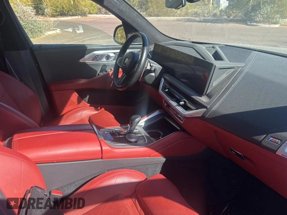 2023 BMW XM z VIN 5YM23CS05P9S15319, wystawiony jako Copart lot #44236315 z przebiegiem 14 919 mil mil oraz Czysty tytuł • Clean title. Historia ofert i sprzedaży dostępna na DreamBid. Obrazek 5.