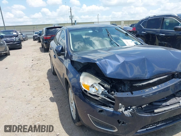 2013 Volvo S60 T5 Premier z VIN YV1612FS3D2190263, wystawiony jako IAAI lot #42227011 z przebiegiem 158 369 mil mil oraz . Historia ofert i sprzedaży dostępna na DreamBid. Obrazek 1.