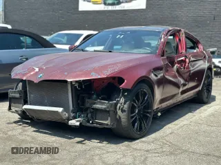 2018 BMW M5 z VIN WBSJF0C55JB283553, wystawiony jako Copart lot #55519235 z przebiegiem 57 128 mil mil oraz Szkody całkowita. Historia ofert i sprzedaży dostępna na DreamBid. Obrazek 2.