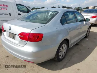 2013 Volkswagen Jetta Sedan SE with VIN 3VWDP7AJ9DM218211, listed as a IAAI auction lot 41493793 with 211,789 mi miles. Bid and sale history available at carsss.com. Image 4.