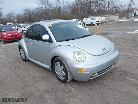 2000 Volkswagen New Beetle GLX with VIN 3VWDD21C4YM426323, listed as a IAAI auction lot 41604949 with 146,556 mi miles. Bid and sale history available at carsss.com. Image 1.