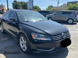 2013 Volkswagen Passat SE z VIN 1VWBP7A39DC076288, wystawiony jako Copart lot #62197055 z przebiegiem 146 815 mil mil oraz Czysty tytuł • Clean title. Historia ofert i sprzedaży dostępna na DreamBid. Obrazek 1.