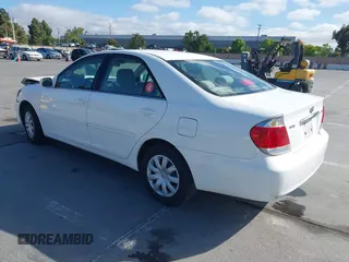 2006 Toyota Camry STD z VIN 4T1BE32KX6U671991, wystawiony jako IAAI lot #42348331 z przebiegiem 178 130 mil mil oraz . Historia ofert i sprzedaży dostępna na DreamBid. Obrazek 3.