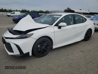 2025 Toyota Camry LE z VIN 4T1DAACK6SU021704, wystawiony jako Copart lot #53556115 z przebiegiem 2 600 mil mil oraz Szkoda całkowita • Salvage title. Historia ofert i sprzedaży dostępna na DreamBid. Obrazek 1.