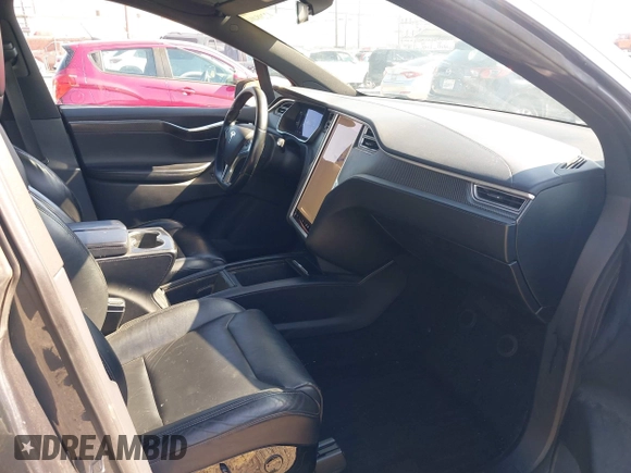 2016 Tesla Model X 70D z VIN 5YJXCAE25GF018477, wystawiony jako IAAI lot #42208404 z przebiegiem 99 380 mil mil oraz . Historia ofert i sprzedaży dostępna na DreamBid. Obrazek 5.