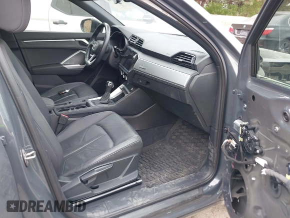 2020 Audi Q3 Premium z VIN WA1AECF36L1083306, wystawiony jako IAAI lot #42070799 z przebiegiem 47 610 mil mil oraz . Historia ofert i sprzedaży dostępna na DreamBid. Obrazek 5.