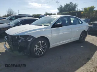 2024 Volkswagen Jetta Sport z VIN 3VWAM7BU8RM093732, wystawiony jako Copart lot #44820755 z przebiegiem 7 547 mil mil oraz Szkoda całkowita • Salvage title. Historia ofert i sprzedaży dostępna na DreamBid. Obrazek 1.