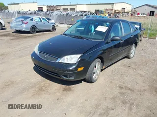 2007 Ford Focus S z VIN 1FAHP34N67W223825, wystawiony jako IAAI lot #42226952 z przebiegiem 271 842 mil mil oraz . Historia ofert i sprzedaży dostępna na DreamBid. Obrazek 2.