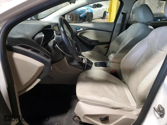 2014 Ford Focus Electric z VIN 1FADP3R45EL344648, wystawiony jako Copart lot #57118335 z przebiegiem 60 347 mil mil oraz Szkoda całkowita • Salvage title. Historia ofert i sprzedaży dostępna na DreamBid. Obrazek 7.