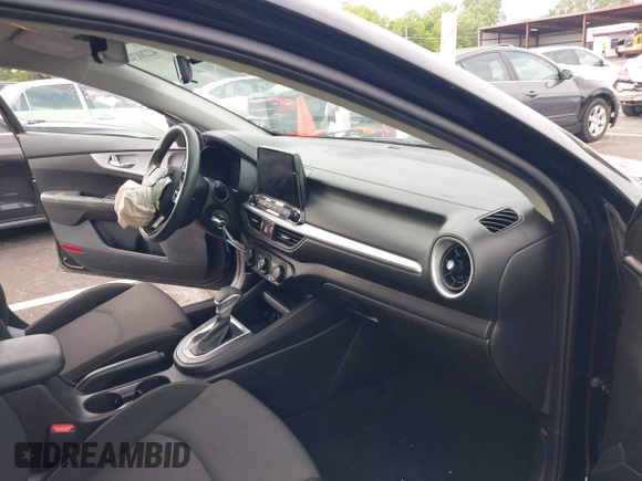 2024 Kia Forte LXS z VIN 3KPF24AD5RE704650, wystawiony jako IAAI lot #42288244 z przebiegiem 26 077 mil mil oraz . Historia ofert i sprzedaży dostępna na DreamBid. Obrazek 5.