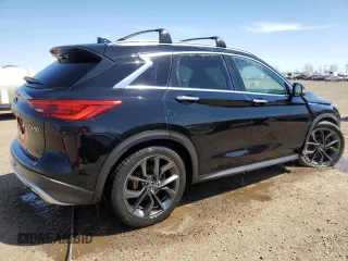 2019 Infiniti QX50 Essential z VIN 3PCAJ5M38KF110494, wystawiony jako Copart lot #56194745 z przebiegiem 84 836 mil mil oraz Czysty tytuł • Clean title. Historia ofert i sprzedaży dostępna na DreamBid. Obrazek 3.