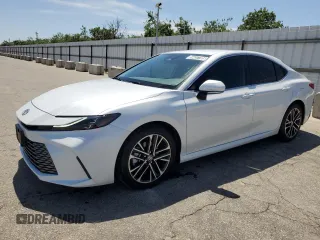2025 Toyota Camry LE z VIN 4T1DAACK4SU520274, wystawiony jako Copart lot #54437705 z przebiegiem 9 078 mil mil oraz Czysty tytuł • Clean title. Historia ofert i sprzedaży dostępna na DreamBid. Obrazek 1.