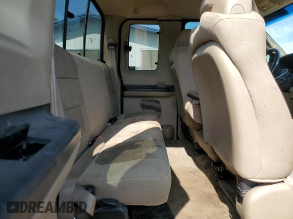 2006 Ford F-250 XL z VIN 1FTSX21PX6EA04242, wystawiony jako Copart lot #59104995 z przebiegiem 157 947 mil mil oraz Czysty tytuł • Clean title. Historia ofert i sprzedaży dostępna na DreamBid. Obrazek 10.
