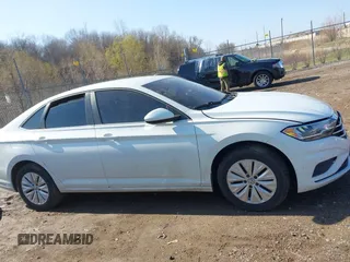 2020 Volkswagen Jetta S z VIN 3VWCB7BUXLM042951, wystawiony jako IAAI lot #42012007 z przebiegiem 61 806 mil mil oraz . Historia ofert i sprzedaży dostępna na DreamBid. Obrazek 14.