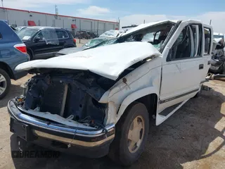 1999 GMC Suburban with VIN 1GDFK16R0XJ728255, listed as a IAAI auction lot 42230595 with Not provided miles and . Bid and sale history available at DreamBid. Image 17.