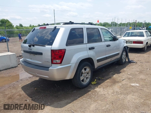 2005 Jeep Grand Cherokee Laredo z VIN 1J4GR48K35C515589, wystawiony jako IAAI lot #42452874 z przebiegiem 253 743 mil mil oraz . Historia ofert i sprzedaży dostępna na DreamBid. Obrazek 4.