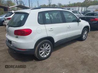 2017 Volkswagen Tiguan S z VIN WVGBV7AX8HK054298, wystawiony jako IAAI lot #42059711 z przebiegiem 89 686 mil mil oraz . Historia ofert i sprzedaży dostępna na DreamBid. Obrazek 4.