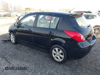 2007 Nissan Versa SL z VIN 3N1BC13E77L439385, wystawiony jako IAAI lot #41749821 z przebiegiem 137 521 mil mil oraz . Historia ofert i sprzedaży dostępna na DreamBid. Obrazek 3.
