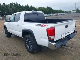 2017 Toyota Tacoma SR5 z VIN 5TFCZ5AN9HX115659, wystawiony jako IAAI lot #42375002 z przebiegiem 105 170 mil mil oraz . Historia ofert i sprzedaży dostępna na DreamBid. Obrazek 3.