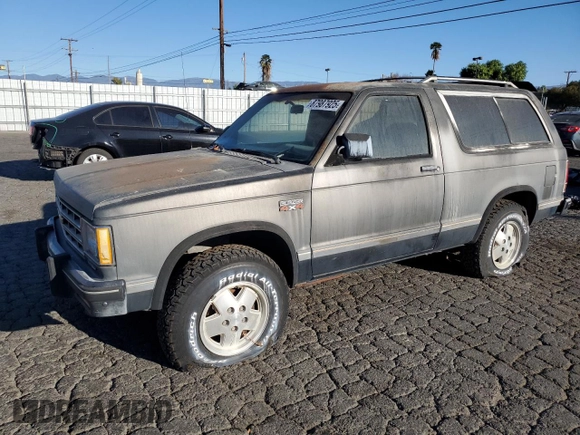 1986 Chevrolet Blazer z VIN 1G8CT18RXG8180574, wystawiony jako Copart lot #87987925 z przebiegiem 82 571 mil mil oraz Szkoda całkowita • Salvage title. Historia ofert i sprzedaży dostępna na DreamBid. Obrazek 1.