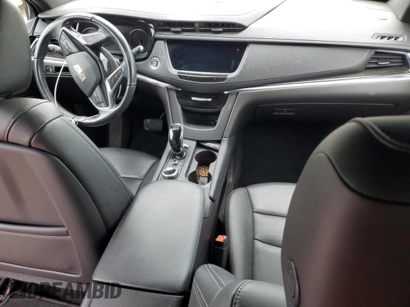 2020 Cadillac XT5 Premium Luxury FWD z VIN 1GYKNCRS1LZ191485, wystawiony jako Copart lot #54657525 z przebiegiem Nie podano mil oraz Szkoda całkowita • Salvage title. Historia ofert i sprzedaży dostępna na DreamBid. Obrazek 8.