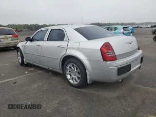 2005 Chrysler 300 C z VIN 2C3JA63H85H560944, wystawiony jako Copart lot #61142485 z przebiegiem 141 753 mil mil oraz Szkoda całkowita • Salvage title. Historia ofert i sprzedaży dostępna na DreamBid. Obrazek 2.