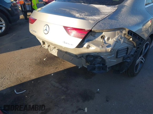 2020 Mercedes-Benz CLA 250 z VIN WDD5J4HB1LN036082, wystawiony jako IAAI lot #41528585 z przebiegiem 44 600 mil mil oraz . Historia ofert i sprzedaży dostępna na DreamBid. Obrazek 18.