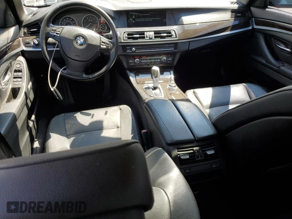 2013 BMW 5 Series 528i xDrive z VIN WBAXH5C54DDW15724, wystawiony jako Copart lot #64254645 z przebiegiem 91 958 mil mil oraz Czysty tytuł • Clean title. Historia ofert i sprzedaży dostępna na DreamBid. Obrazek 8.